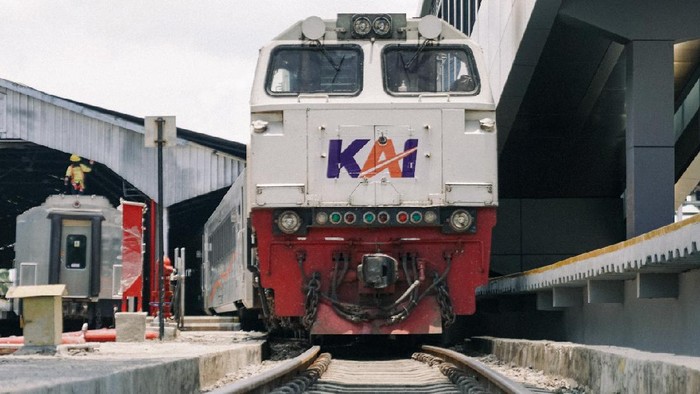 Ada yang pangling dari tampilan lokomotif PT Kereta Api Indonesia (Persero). Ya ada perubahan logo KAI.