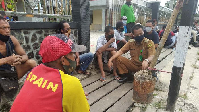 Lurah berunding dengan warga Jalan Serayu, Samarinda yang menolak ambulans jenazah COVID, Senin (5/10).