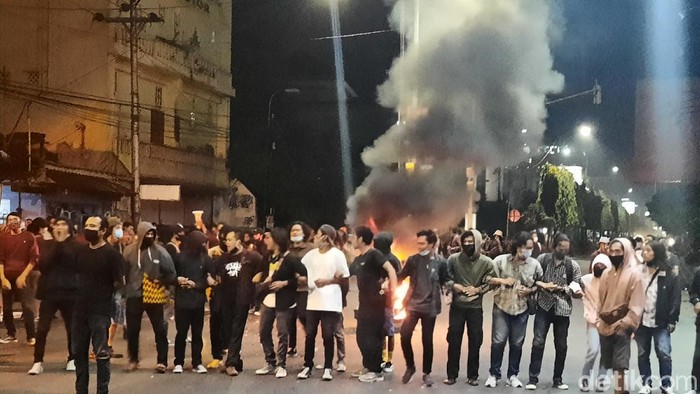 Massa Gejayan Memanggil kembali demo tolak Omnibus Law, Senin (5/10/2020).