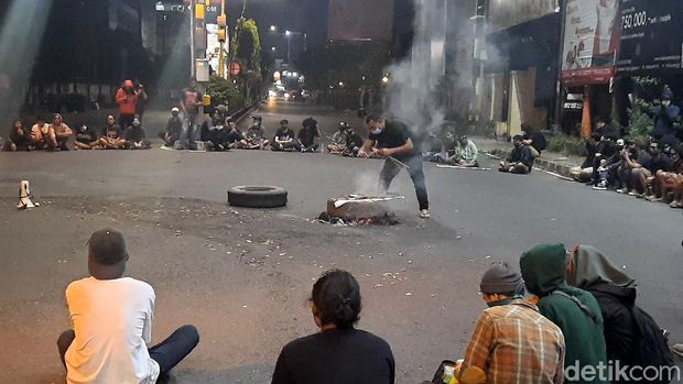 Massa Gejayan Memanggil kembali demo tolak Omnibus Law, Senin (5/10/2020).
