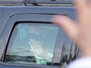 Masih Corona, Donald Trump Jalan-jalan Naik SUV Hitam Sapa Pendukungnya