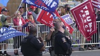 Para pendukung Trump berkumpul di depan Rumah Sakit Militer Walter Reed.