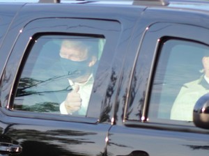 Masih Corona Trump Jalan-jalan Naik SUV Hitam, Kok Nggak Pakai The Beast?
