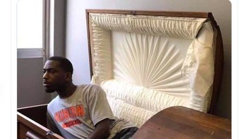 Fans MU keluar dari persembunyian setelah mendengar hasil pertandingan Liverpool. Foto: istimewa