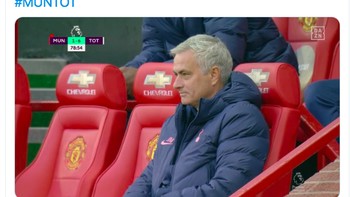 Mourinho nyengir melihat timnya menghancurkan MU. Foto: istimewa