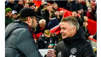 Jurgen Klopp dan Ole Gunnar Solskjaer bersalaman setelah timnya sama-sama kalah telak. Foto: istimewa