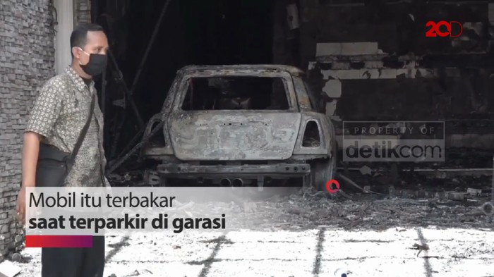 Mobil Mini Cooper Terbakar di Garasi Rumah Mewah Menteng