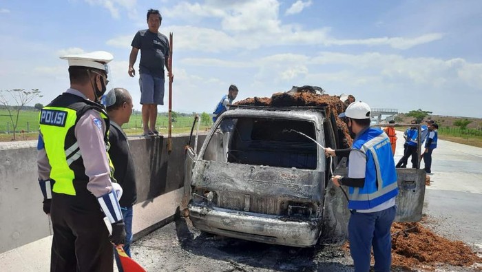 mobil terbakar di tol
