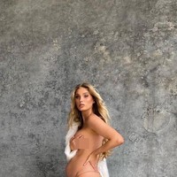 Anak yang dikandung Elsa Hosk ini merupakan buah cintanya dengan sang pacar, seorang pengusaha asal Denmark bernama Tom Daly. Hubungan asmara mereka telah terjalin sejak 2015. (Foto: Instagram/@hoskelsa)