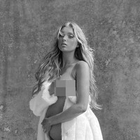 Dikabarkan People, Elsa Hosk baru berbagi kabar bahagia tentang kehamilannya ketika usia kandungan sudah memasuki 21 minggu. Telah menyembunyikan malaikat di perutku ini untuk beberapa waktu, kata perempuan asal Swedia ini kepada 6 juta pengikutnya di Instagram. (Foto: Instagram/@hoskelsa)