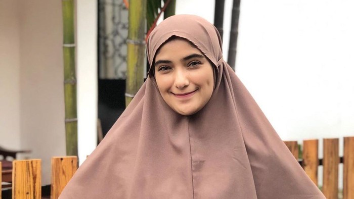 Tentunya ketegaran Nadya ini bisa dijadikan contoh ya, Bunda. Semangat selalu Nadya. (Foto: Instagram @nadyamustikarahayu)