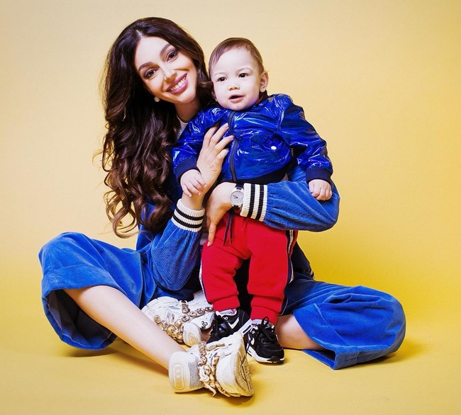 Okasana tak sudi menerima tunjanagan dari sang Sultan karena nilainya dianggap terlalu kecil untuk membiayai putranya Ismail Leon yang lahir pada 21 Mei 2019 itu.  Foto: Instagram @rihanapetra