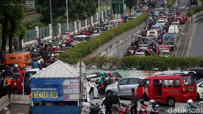 Antrean panjang kendaraan terlihat di kawasan Pasar Minggu, Jakarta, saat sore hari. Kemacetan itu terjadi di tengah penerapan PSBB ketat di Ibu Kota.