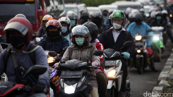 Antrean panjang kendaraan terlihat di kawasan Pasar Minggu, Jakarta, saat sore hari. Kemacetan itu terjadi di tengah penerapan PSBB ketat di Ibu Kota.