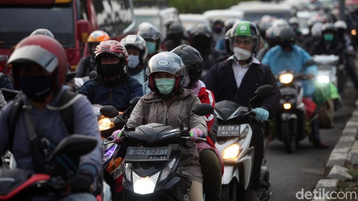 Pasar Minggu Padat Merayap di Saat Jakarta PSBB Ketat Antrean panjang kendaraan terlihat di kawasan Pasar Minggu, Jakarta, saat sore hari. Kemacetan itu terjadi di tengah penerapan PSBB ketat di Ibu Kota.