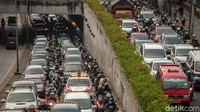 Aktivitas warga yang masih bekerja di masa PSBB ketat membuat kemacetan kerap terjadi di jam-jam kerja.
