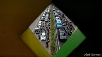 Antrean panjang kendaraan terlihat di kawasan Pasar Minggu, Jakarta, Senin (5/10/2020) sore.