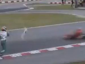 Barbar! Pebalap Ini Ngamuk Lempar Bemper ke Lawan