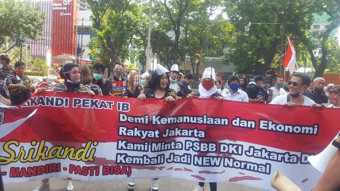 Massa pekerja hiburan malam tiba di depan DPRD DKI, Jalan Kebon Sirih, Jakarta Pusat, Senin (5/10/2020).