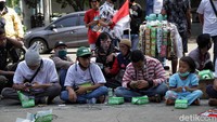 Aksi pun dibubarkan pihak kepolisian karena dinilai telah melanggar protokol kesehatan akibat berkerumun terlalu lama.  