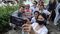 Bahkan ada beberapa yang tidak memakai masker.  