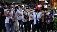 Para pekerja hiburan malam tersebut menuntut Gubernur DKI Jakarta Anies Baswedan membuka kembali tempat hiburan malam di tengah masa pembatasan sosial berskala besar (PSBB) ketat.  