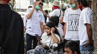 Sejumlah massa aksi terlihat berkerumun dan tidak menjaga jarak sosial.  