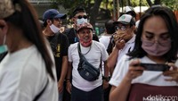 Banyak warga juga memakai masker tetapi tidak sesuai tata cara pemakaian yang benar.  