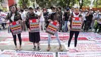 Namun, aksi unjuk rasa dinilai telah melanggar protokol kesehatan.  