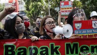 Sejumlah wanita pekerja hiburan melakukan aksi unjuk rasa di depan kantor Balai Kota Jakarta pada Senin (5/10/2020).   