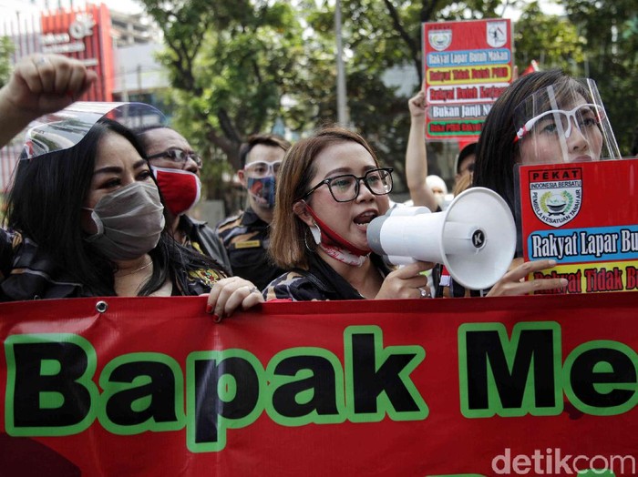 Pekerja hiburan malam melakukan aksi unjuk rasa untuk menuntut pencabutan PSBB Jakarta. Namun sayangnya protokol kesehatan masih minim diterapkan.