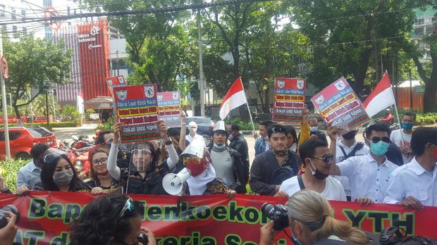 Massa pekerja hiburan malam tiba di depan DPRD DKI, Jalan Kebon Sirih, Jakarta Pusat, Senin (5/10/2020).
