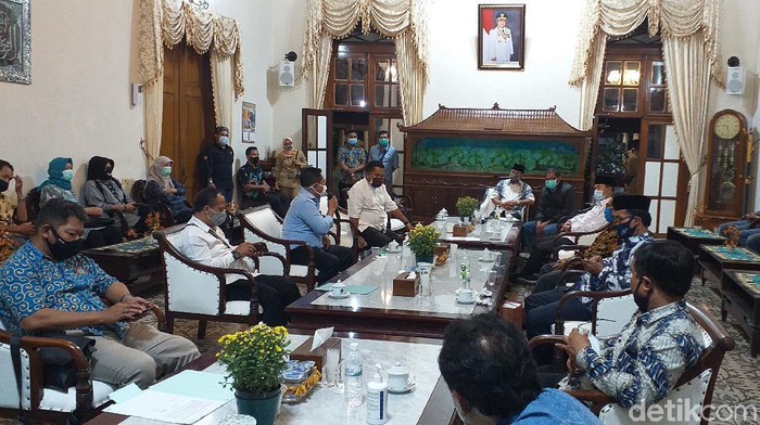 pemkab sidoarjo berdialog dengan buruh