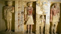 Mostafa Waziri, mengatakan para arkeolog juga menemukan total 28 patung Ptah-Soker dewa utama pemakaman Saqqara, dan patung perunggu dewa Nefertum setinggi 35 cm yang diukir indah, bertatahkan batu mulia dengan nama pemilik yang tertulis Pendeta Badi-Amun.  