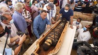 Dalam konferensi pers yang diadakan di Step Pyramid of Djoser di Saqqara, tempat peti mati ditemukan, puluhan sarkofagus tersebut ditampilkan dan salah satunya dibuka di hadapan wartawan untuk menunjukkan mumi yang ada di dalamnya.  