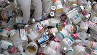 Adanya limbah medis di pembuangan sampah umum tersebut pertama kali diketahui oleh petugas kebersihan di wilayah Cipanas. Saat hendak mengangkut sampah, petugas menemukan beberapa kantong plastik berisikan botol limbah medis atau tepatnya bekas vaksin. Foto: Istimewa.