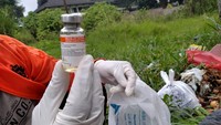 Koordinator kebersihan ketertiban dan keindahan (K3) Kecamatan Cipanas Dede Ikhsan menduga limbah medis bekas pakai dari fasilitas kesehatan di sekitaran lokasi dan dibuang oleh oknum tidak bertanggungjawab saat pada malam hari. Foto: Istimewa.