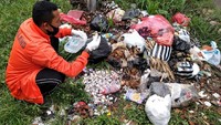 Warga Cianjur dikejutkan dengan penemuan ratusan limbah medis berupa ratusan botol vaksin yang dibuang sembarang ke tempat pembuangan sampah sementara. Foto: Istimewa.