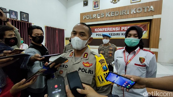 Seorang ayah di Kota Kediri kerap melakukan aksi pencabulan terhadap anak kandungnya. Perbuatan asusila itu dilakukan sejak korban masih SD hingga sekarang SMA.