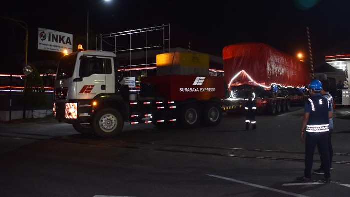 Petugas memberangkatkan pengiriman kereta ke Bangladesh melalui Pelabuhan Tanjungperak Surabaya dari PT Industri Kereta Api (INKA) (Persero) di Madiun, Jawa Timur, Minggu (4/10/2020) malam. Pengiriman kereta tahap terakhir produksi INKA tersebut merupakan bagian dari 250 kereta pesanan Bangladesh dengan nilai kontrak seluruhnya Rp1,4 triliun. ANTARA FOTO/Siswowidodo/wsj.