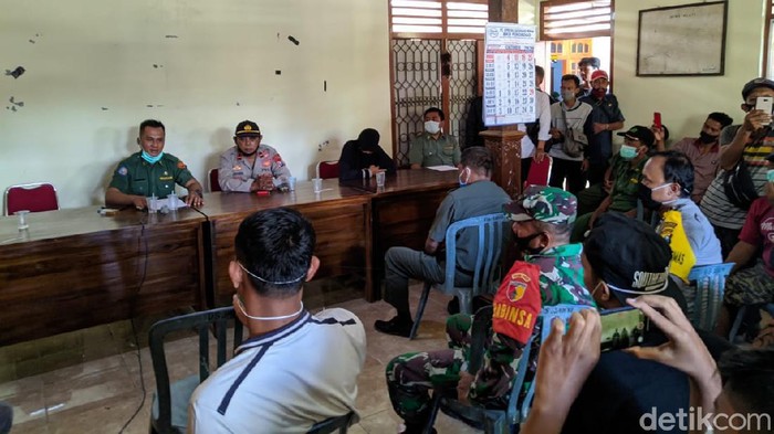 Kepala Dusun (Kasun) di Kecamatan Slahung, T (57) ketahuan berzina dengan istri siri orang, M (39). T mendapat sanksi adat dari warga.