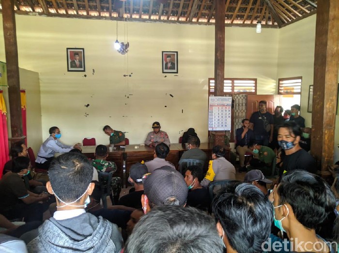 Kepala Dusun (Kasun) di Kecamatan Slahung, T (57) ketahuan berzina dengan istri siri orang, M (39). T memilih sanksi membeli semen kitimbang diarak warga.