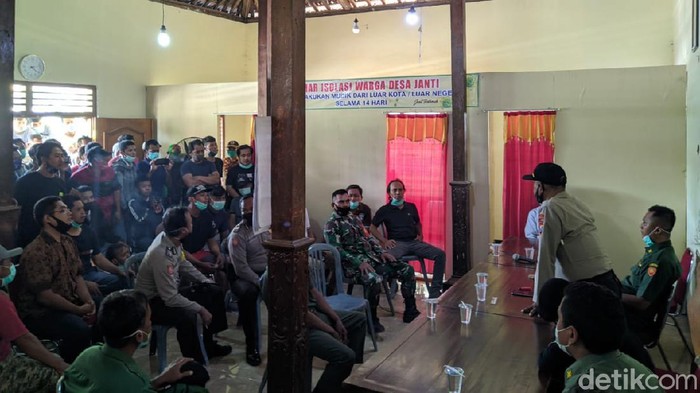 Puluhan warga menggeruduk sebuah balai desa di Kecamatan Slahung. Warga mengadukan kasus perselingkuhan antara istri mantan kades dengan kepala dusun (kasun) setempat.