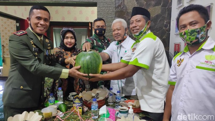 Petani Jember Beri Kado Semangka Berbobot 7 Kg