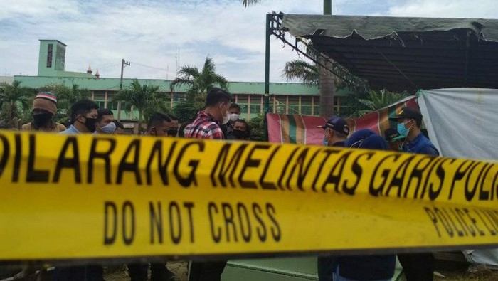Petugas Polsek Percut Sei Tuan membongkar makam Taufik Hidayat di TPU Muslim Thamrin Medan, Sabtu (3/10) (ANTARA/HO)