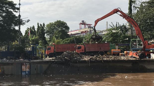 Ekskavator mengangkut sampai yang terkumpul di Pintu Air Manggarai, Jakarta Pusat, Senin (5/10/2020).