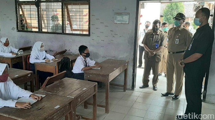 Pjs Bupati Rembang Imam Maskur saat meninjau simulasi sekolah muka tatap di SMP N 1 Pamotan, Senin (5/10/2020).