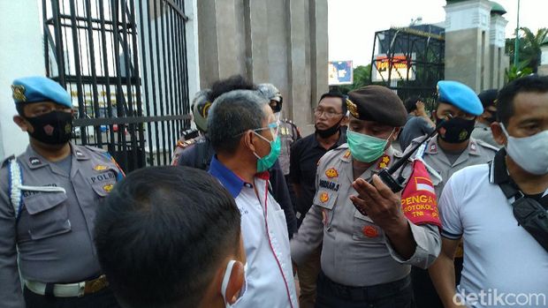 Polisi Bubarkan Buruh yang Datang ke DPR Saat Paripurna RUU Cipta Kerja