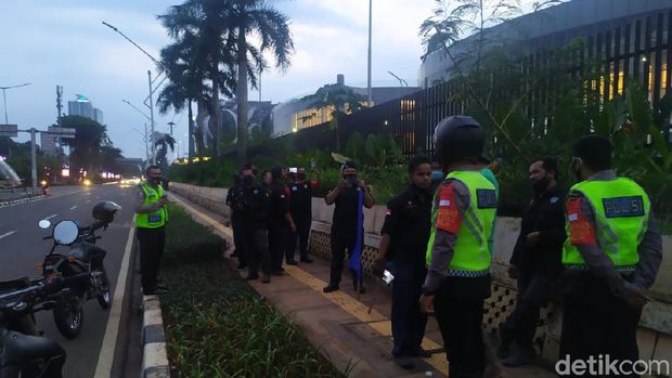 Polisi Bubarkan Buruh yang Datang ke DPR Saat Paripurna RUU Cipta Kerja