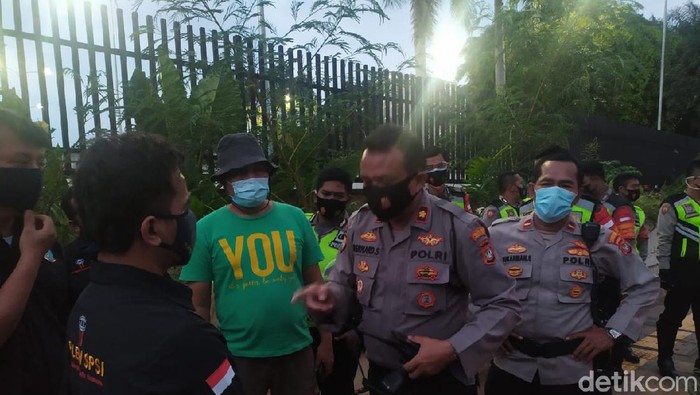 Polisi Bubarkan Buruh yang Datang ke DPR Saat Paripurna RUU Cipta Kerja